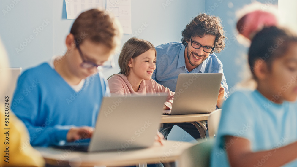 Ver alumnos trabajando con el ordenador en nuestros Curso de ofimática básica en Majadahonda